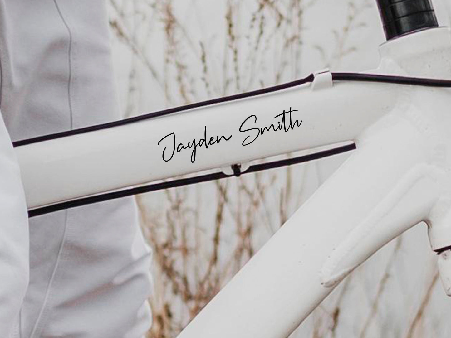 Gepersonaliseerde fiets naamsticker in handgeschreven stijl van vinyl