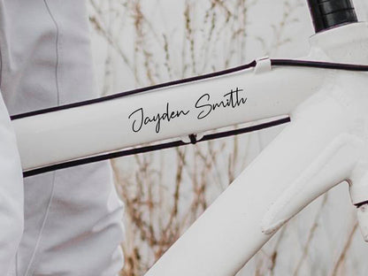 Gepersonaliseerde fiets naamsticker in handgeschreven stijl van vinyl