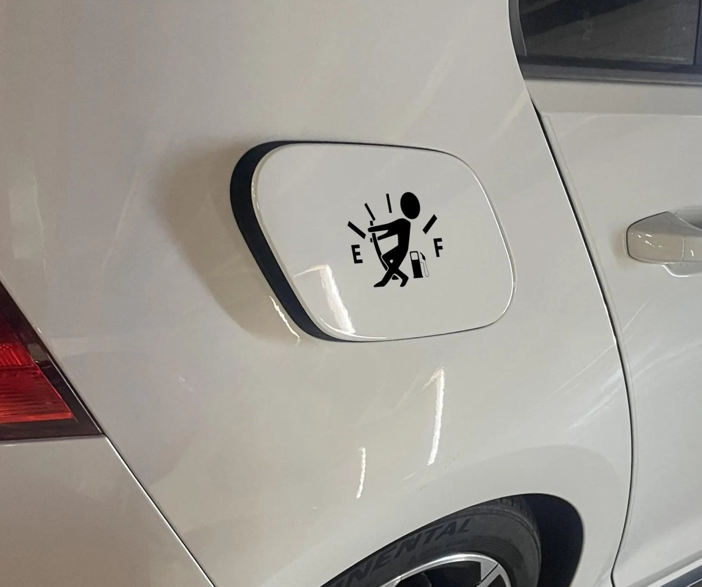 Lege tankdop sticker op een auto