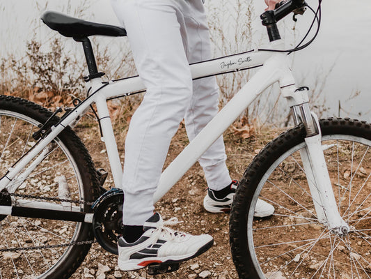 Zwarte gepersonaliseerde naamsticker op een racefiets