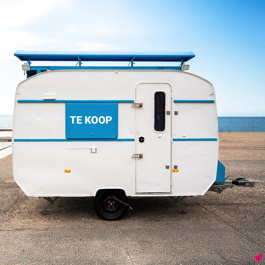 Witte TE KOOP vinylsticker op caravan