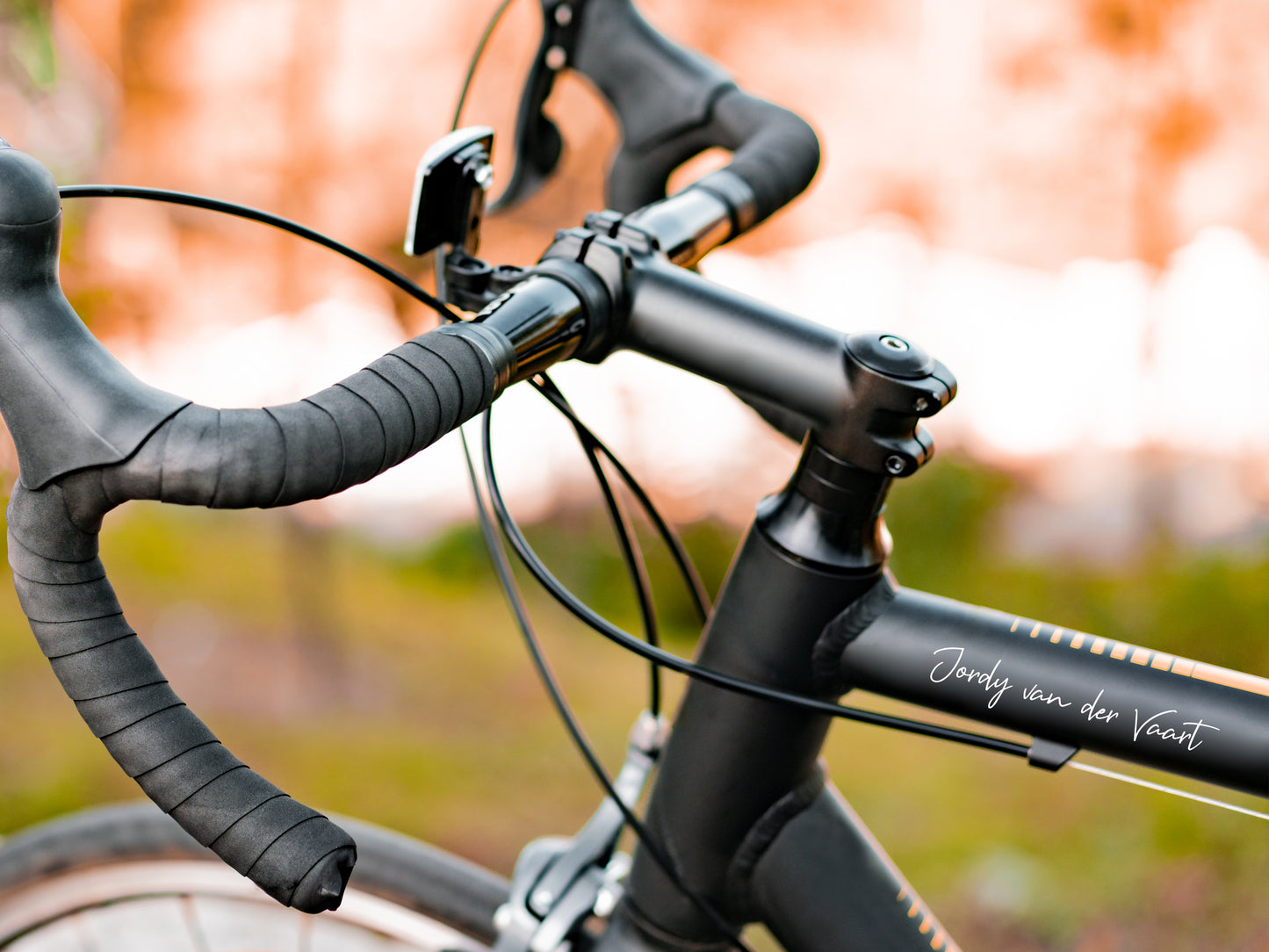 Close-up van een handgeschreven vinyl naamsticker voor een fiets